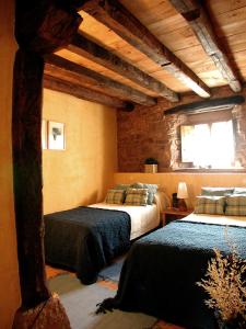um quarto com duas camas num quarto em Casas Rurales El Mayorazgo em Cordovilla de Aguilar