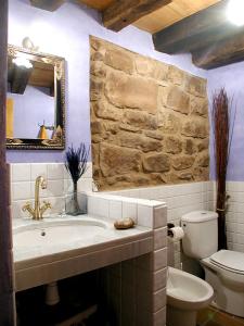 Ett badrum på Casas Rurales El Mayorazgo