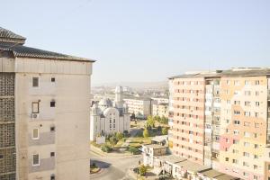 una vista aérea de una ciudad con edificios en Sunrise, en Alba Iulia