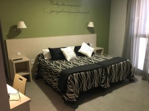 Ein Bett oder Betten in einem Zimmer der Unterkunft Hotel HM Alfaro