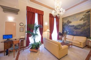 TV a/nebo společenská místnost v ubytování Strozzi Palace Hotel