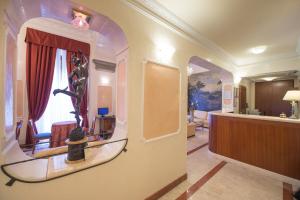 TV a/nebo společenská místnost v ubytování Strozzi Palace Hotel