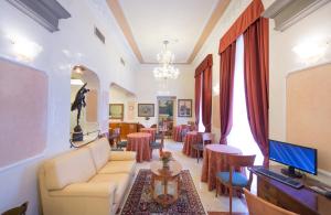 Salon ili bar u objektu Strozzi Palace Hotel
