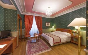 Postel nebo postele na pokoji v ubytování Strozzi Palace Hotel