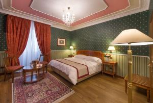 Postel nebo postele na pokoji v ubytování Strozzi Palace Hotel