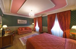 Postel nebo postele na pokoji v ubytování Strozzi Palace Hotel
