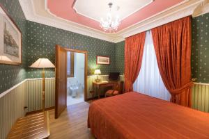 Postel nebo postele na pokoji v ubytování Strozzi Palace Hotel