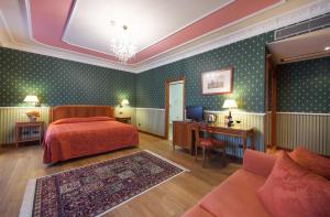 Postel nebo postele na pokoji v ubytování Strozzi Palace Hotel