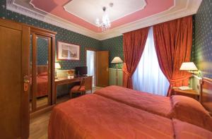 Postel nebo postele na pokoji v ubytování Strozzi Palace Hotel