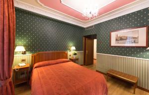 Postel nebo postele na pokoji v ubytování Strozzi Palace Hotel