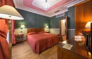 Postel nebo postele na pokoji v ubytování Strozzi Palace Hotel