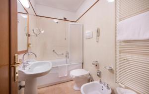 Koupelna v ubytování Strozzi Palace Hotel