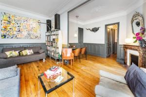 Large & Bright Apartment, Central Paris, Montmartre-Opéra, Picturesque Rue des Martyrsにあるシーティングエリア