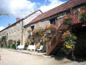 un edificio con flores a un lado. en Hornsbury Mill, en Chard