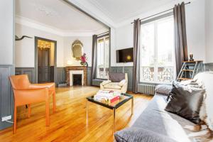 Large & Bright Apartment, Central Paris, Montmartre-Opéra, Picturesque Rue des Martyrsにあるシーティングエリア