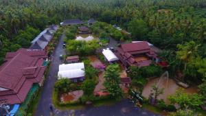 una vista aérea de una casa en la selva en Ruean Thai Nai Bang by PANSAK Resort, en Suratthani