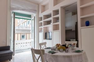 eine Küche und ein Esszimmer mit einem Tisch mit Bananen drauf in der Unterkunft Casa San Carlo in Neapel