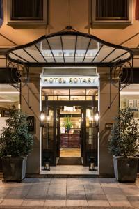 une porte d'entrée de l'hôtel avec un panneau au-dessus dans l'établissement Hotel Rotary Geneva - MGallery, à Genève
