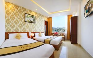 una camera d'albergo con due letti e una finestra di Forever Hotel a Da Nang