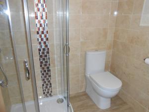 Luxury 4 Bed 3 Bathroom Bungalow , South West of London, The Dapples