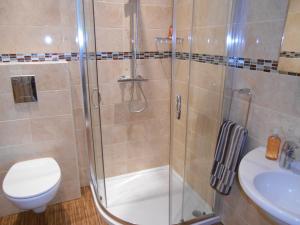 Luxury 4 Bed 3 Bathroom Bungalow , South West of London, The Dapples