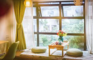 Tongli Slowlife River View Inn客房内的一张或多张床位