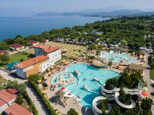 Bazén v ubytování Piani di Clodia Holidaypark nebo v jeho okolí