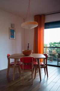 - une table à manger avec des chaises et un bol dans l'établissement Immeuble La Mer, à Porto-Vecchio