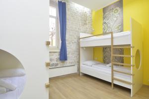 Un pat sau paturi într-o cameră la Hostel Sv. Lovre