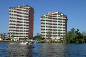um barco na água em frente a dois edifícios altos em Condo Blue Heron em Orlando