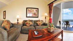 uma sala de estar com um sofá e uma mesa em Condo Blue Heron em Orlando