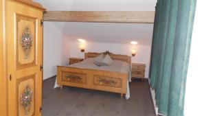 a bedroom with a bed and two dressers and a bed sidx sidx sidx sidx at Haus am Osterbrünnl in Ruhmannsfelden +25 photos