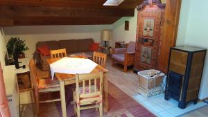 een keuken en een woonkamer met een tafel en een fornuis bij Ferienwohnungen Felder in Schruns