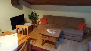 een woonkamer met een bank en een tafel bij Ferienwohnungen Felder in Schruns