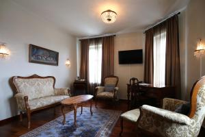 TV a/nebo společenská místnost v ubytování Boutique Hotel Yöpuu