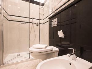 a bathroom with a shower and a toilet and a sink at da Benedetta in Monterosso al Mare