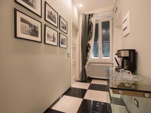 a black and white tiled hallway with a glass table at da Benedetta in Monterosso al Mare