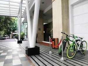 Mercure Surabaya في سورابايا: اثنين من الدراجات متوقفة على مبنى