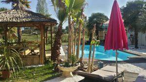 Bazén v ubytování Villa Caraîbes nebo v jeho okolí