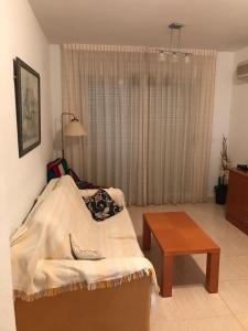 1 dormitorio con cama, mesa y ventana en Apartamento en Oropesa del Mar, en Oropesa del Mar