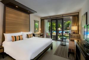 سرير أو أسرّة في غرفة في Siam Bayshore Resort Pattaya