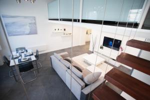 Posedenie v ubytovaní Stylish Loft with BALCONY