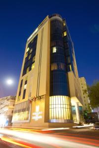 um edifício alto com uma rua em frente em Kingsgate Hotel Doha by Millennium Hotels em Doha