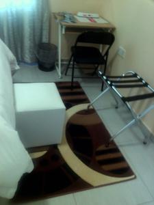 Habitación con escritorio, mesa y silla. en Fahms Self Catering, en Letlhakawe