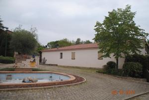 una casa con piscina en medio de una entrada en La Vinya de Mas Pujol, en Súria