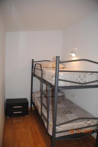 Katil dua tingkat atau katil-katil dua tingkat dalam bilik di La Vinya de Mas Pujol