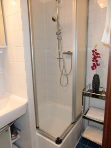 eine Dusche mit Glastür im Badezimmer in der Unterkunft FEWO Mövennest in Borkum