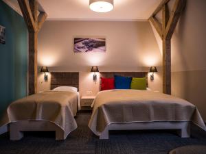 dwa łóżka w pokoju hotelowym z dwoma łóżkami w obiekcie Aparthotel CENTRUM Gliwicka 18 w Bytomiu
