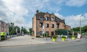 un bâtiment situé sur le côté d'une rue dans l'établissement Hotel Lommel Broek, à Kerkhoven