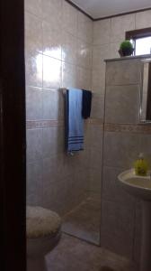 アハイアウ・ド・カボにあるCasa Aconchegante em Arraialのバスルーム(シャワー、青いタオル付)